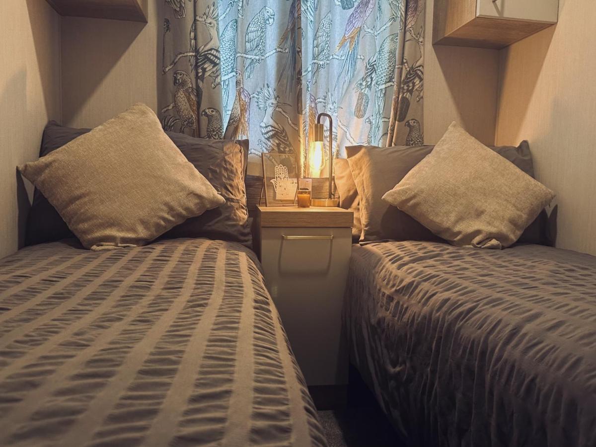 The Hideaway Villa สการ์โบโรห์ ภายนอก รูปภาพ