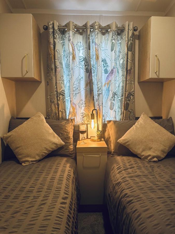 The Hideaway Villa สการ์โบโรห์ ภายนอก รูปภาพ
